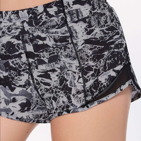 NWT Lululemon Hotty Hot Short II ITRL/BLK - Picture 2 of 8